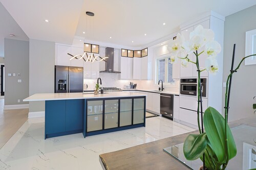 Spacious 6-bedroom villa in enchanting Niagara Falls with AC