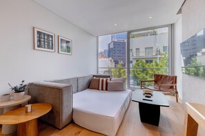 Luxury-Apartment | Wohnbereich | 45-Zoll-Flachbildfernseher mit Digitalempfang