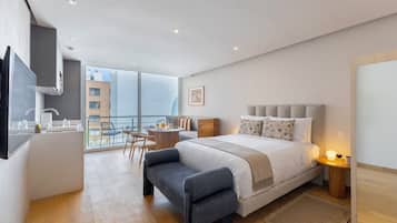 Suite estudio Confort | Caja de seguridad en la habitación y escritorio