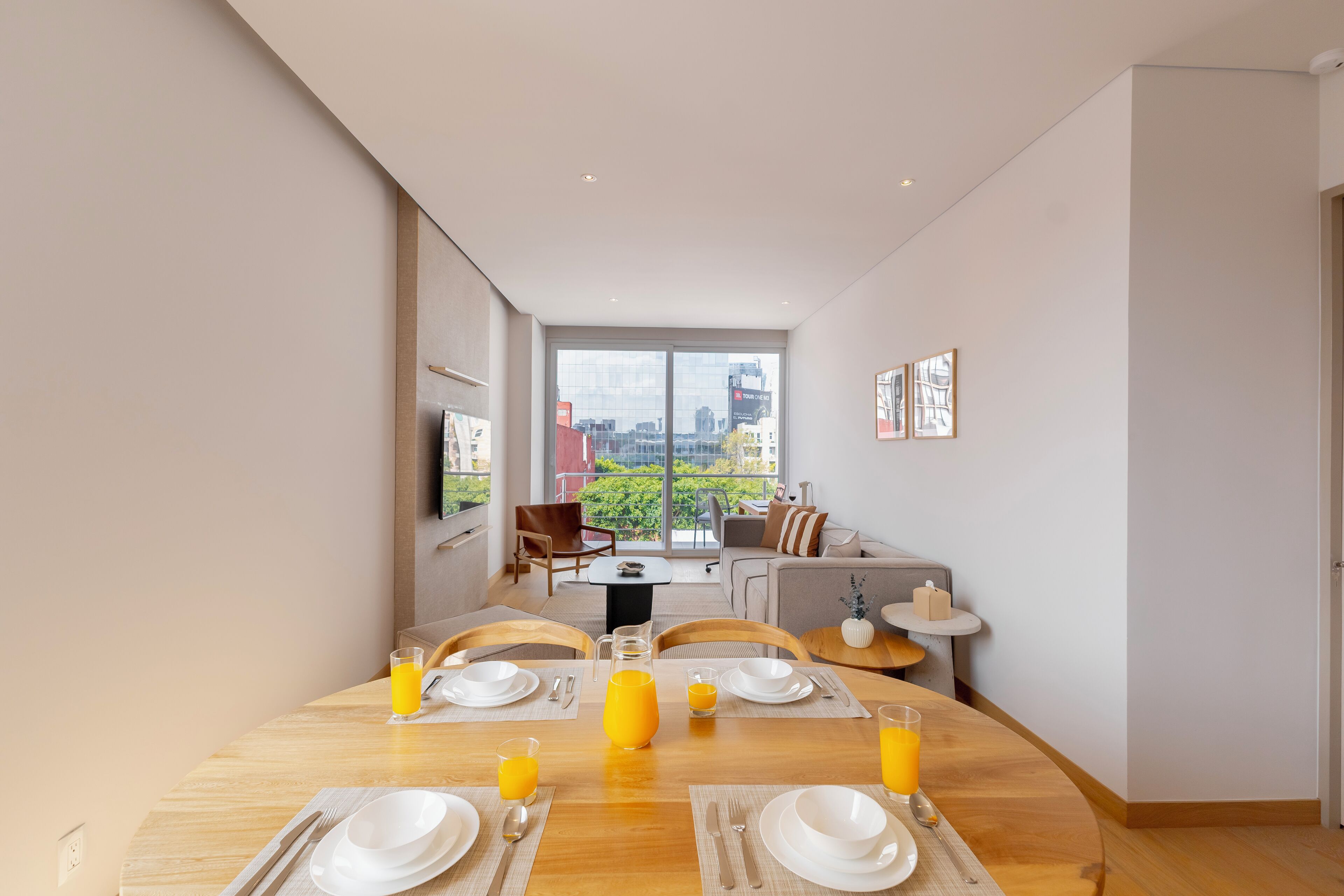 Departamento Deluxe | Sala de estar | Televisión de pantalla plana de 45 pulgadas con canales digitales 