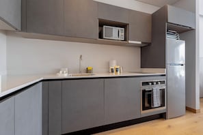 Suite studio Junior | Cuisine privée | Réfrigérateur grande capacité avec congélateur, four à micro-ondes
