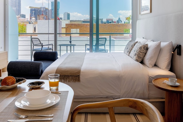 Una cassaforte in camera, una scrivania, postazione laptop