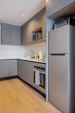 Standard Studio Suite | Private kitchen | Full-size fridge, microwave, oven, stovetop