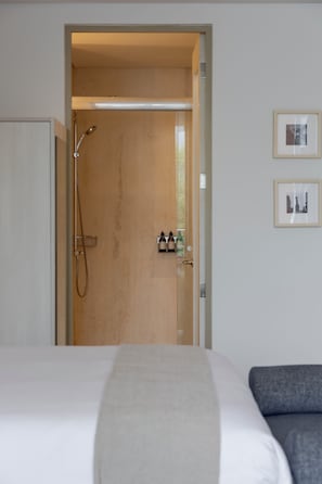 Suite studio Confort | Salle de bain | Douche, articles de toilette (gratuits), séchoir à cheveux