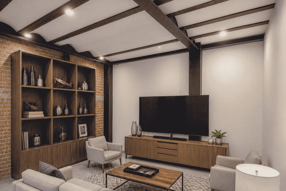 Una sala de estar moderna con un sofá, una mesa de centro, un televisor y estanterías empotradas.