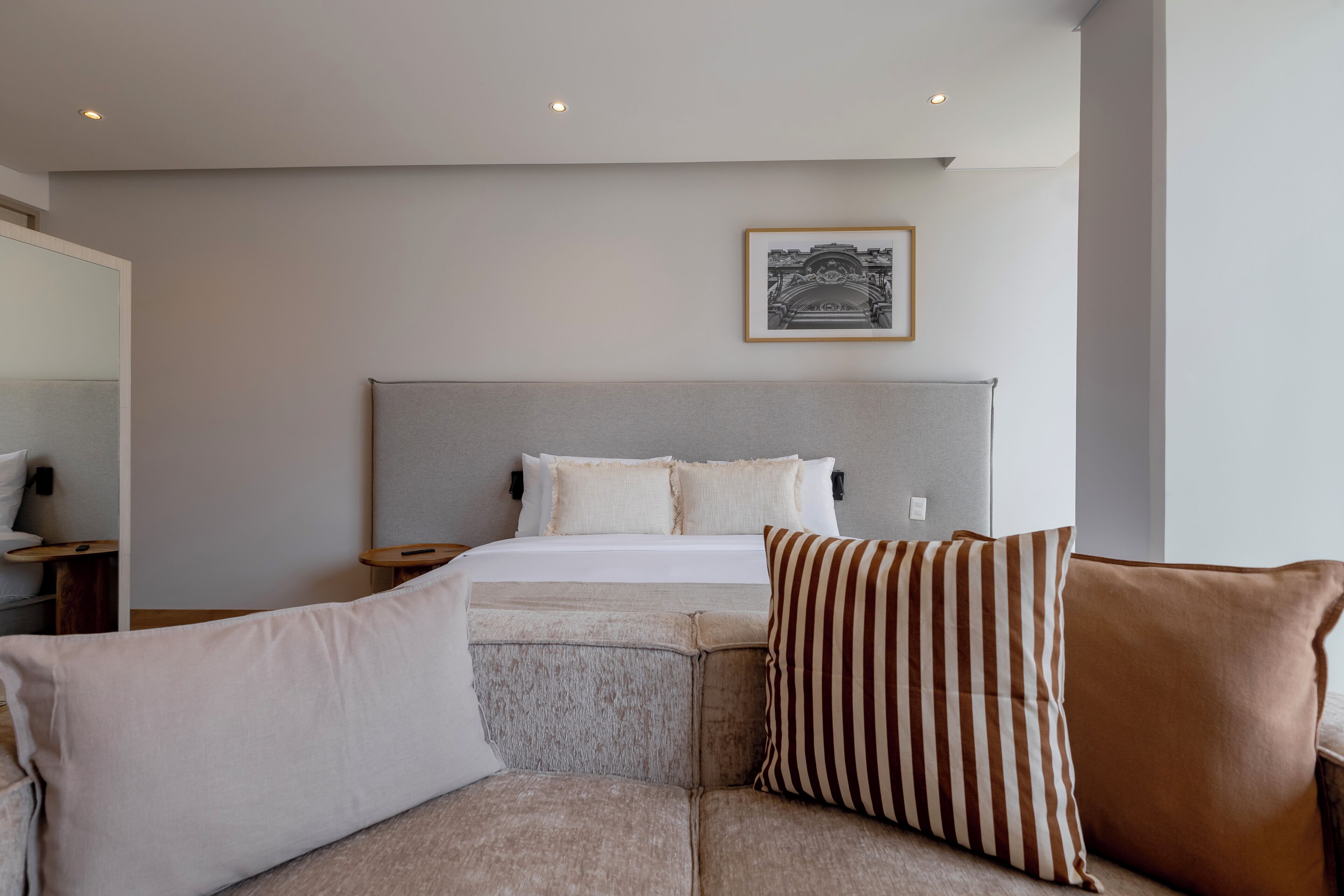 Suite estudio estándar | Caja de seguridad en la habitación y escritorio 