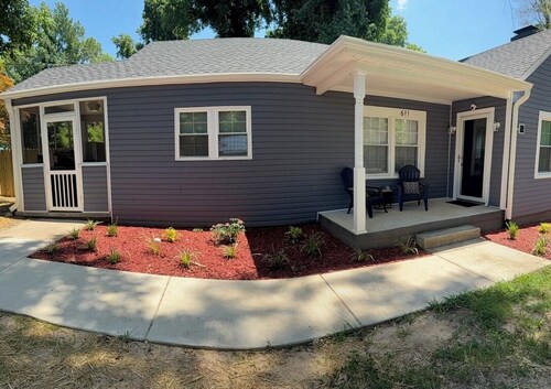 Sarah's House
Rare-Gem! Charming 3-bedroom house in Central Rockingham with AC