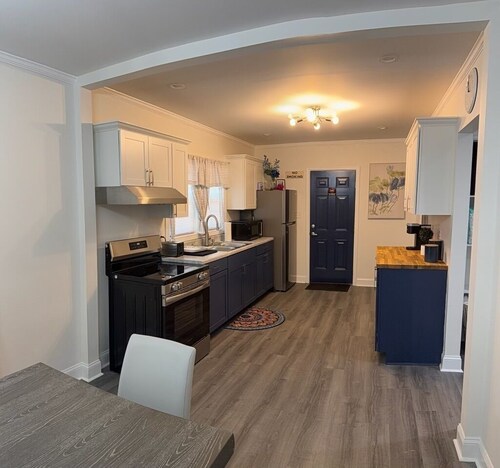 Sarah's House
Rare-Gem! Charming 3-bedroom house in Central Rockingham with AC