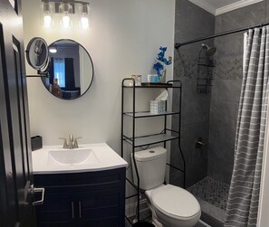 Douche, sèche-cheveux, serviettes fournies, savon