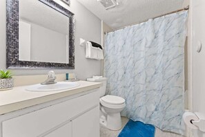 Douche, sèche-cheveux, shampoing