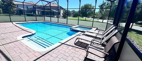 Una piscina cubierta, una piscina al aire libre