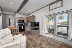 TV, table tennis - Cozy Resort On The Bay, Pool, Fishing and Pets (Port Isabel)