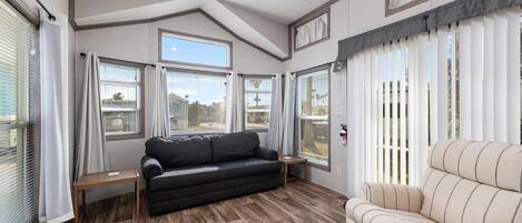 Fernseher, Tischtennisplatte