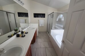 Haartrockner, Handtücher, Seife, Toilettenpapier