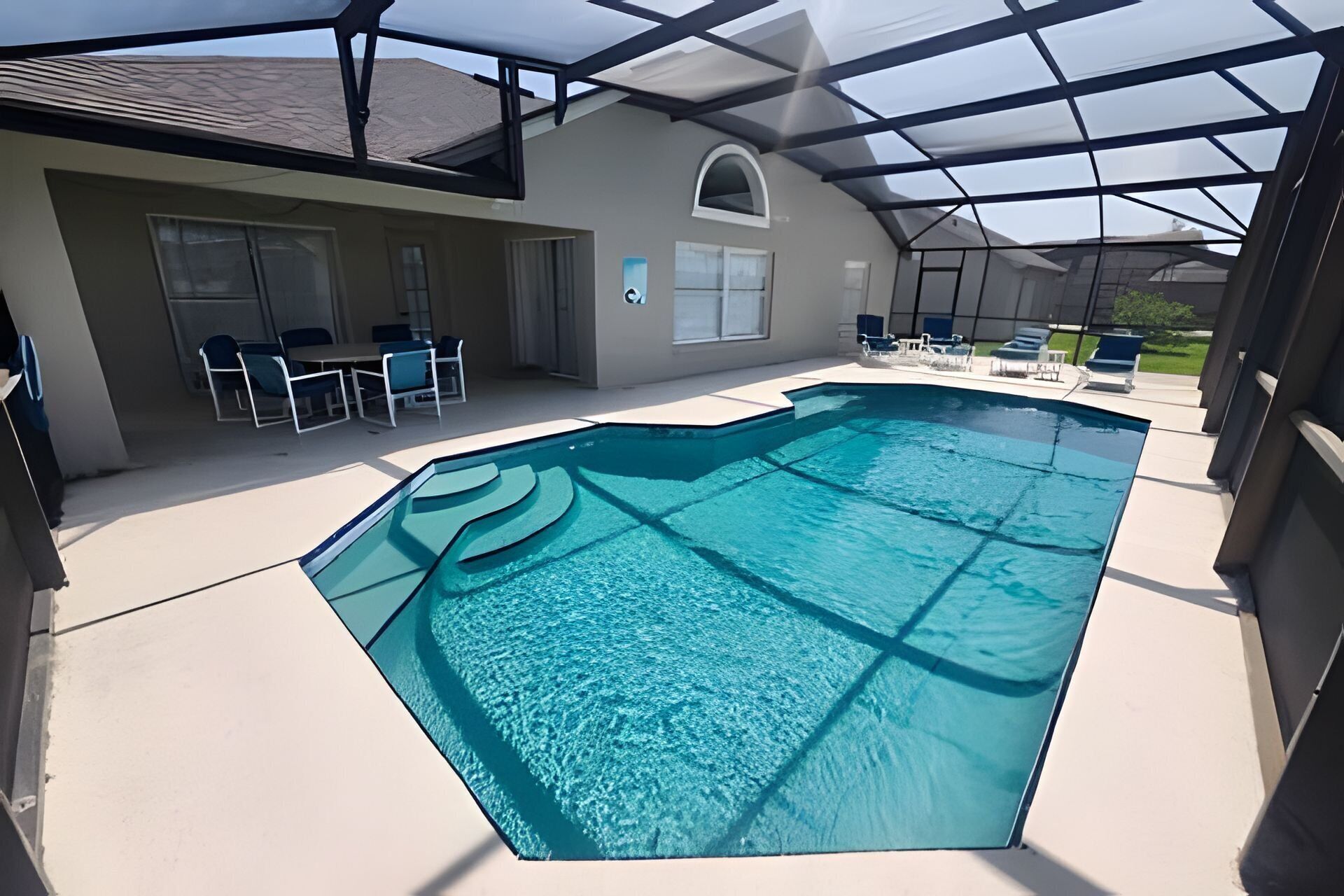 Una piscina cubierta, una piscina al aire libre