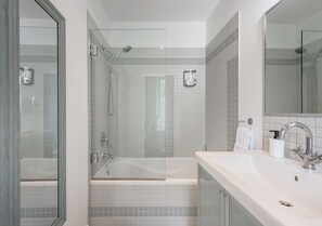 Family Apartment | Bathroom - Saint-Denis apartments  (Montréal)
