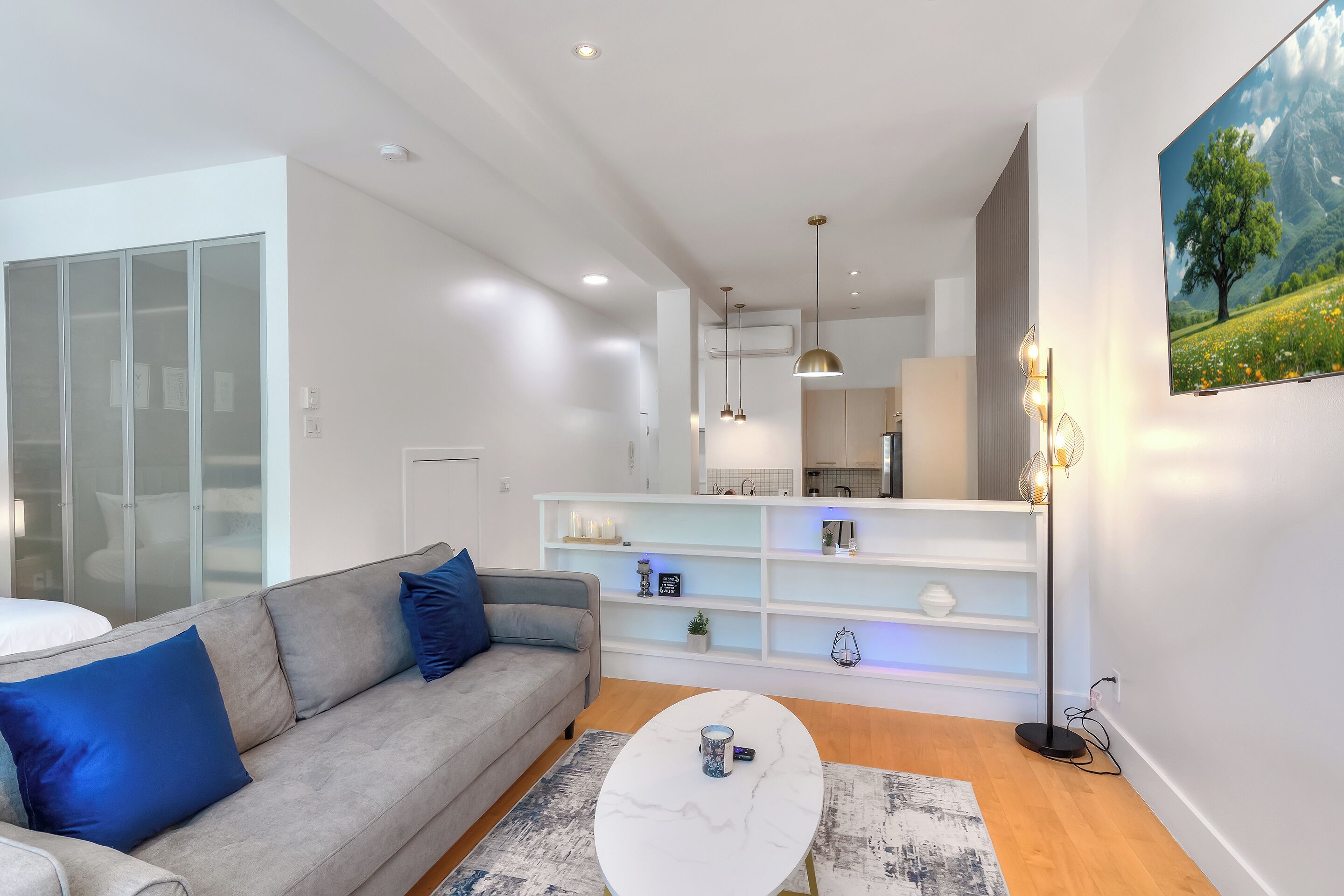 Apartamento superior | Zona de estar | Smart TV de 60 pulgadas con canales digitales, Netflix