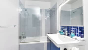Comfort Apartment | Bathroom | Hair dryer, towels, soap, shampoo