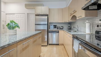 Loft superior | Cozinha privada | Geladeira grande, micro-ondas, fogão, cooktop