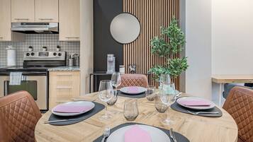 Loft superior | Área de estar | Smart TV 60 polegadas com canais digitais, Netflix