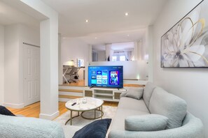 Apartamento Confort | Zona de estar | Smart TV de 60 pulgadas con canales digitales, Netflix
