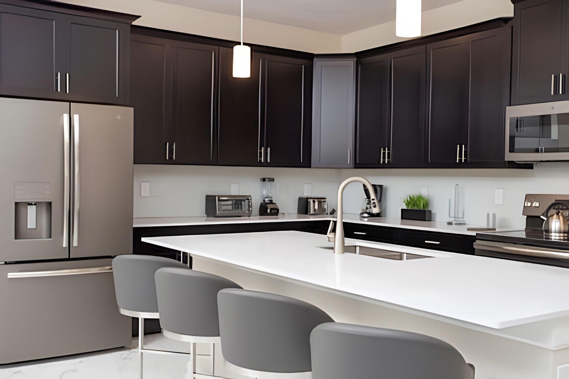 Kühlschrank, Mikrowelle, Ofen, Herdplatte