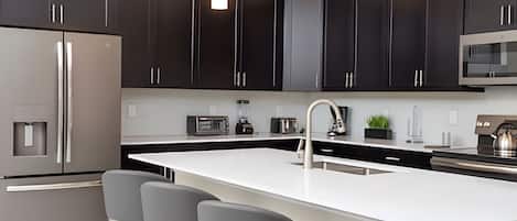 Réfrigérateur, micro-ondes, four, plaque de cuisson