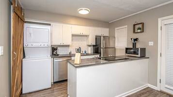 Frigorífico, microondas, horno y placa de cocina