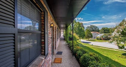 2 Bed Apt-3 mins CHI St.Vincent-Outside Patio-Convenient Parking