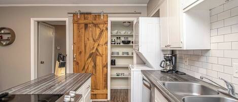 Kylskåp, mikrovågsugn, ugn och spishäll