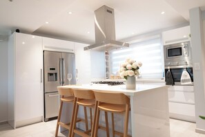 Réfrigérateur, four à micro-ondes, un four, surface de cuisson