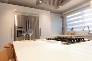 Réfrigérateur, four à micro-ondes, un four, surface de cuisson