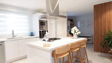 Refrigerador, microondas, horno y parrilla de estufa