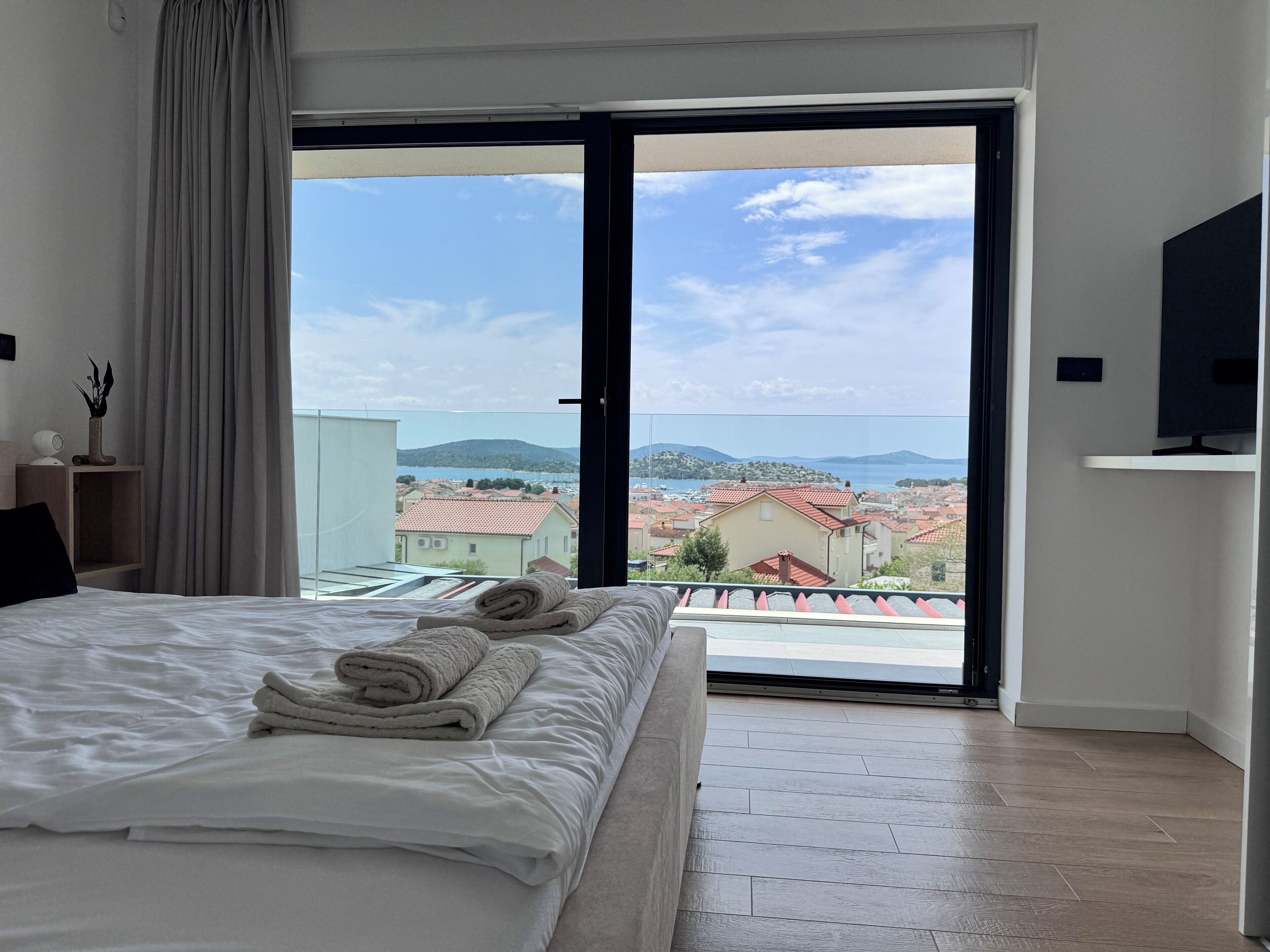 4 habitaciones, tabla de planchar con plancha, wifi y ropa de cama 