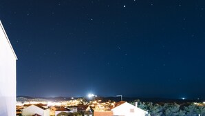 Un jacuzzi en la azotea con vistas al cielo nocturno.