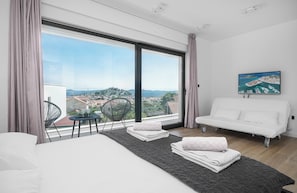 4 bedrooms, iron/ironing board, WiFi, bed sheets
