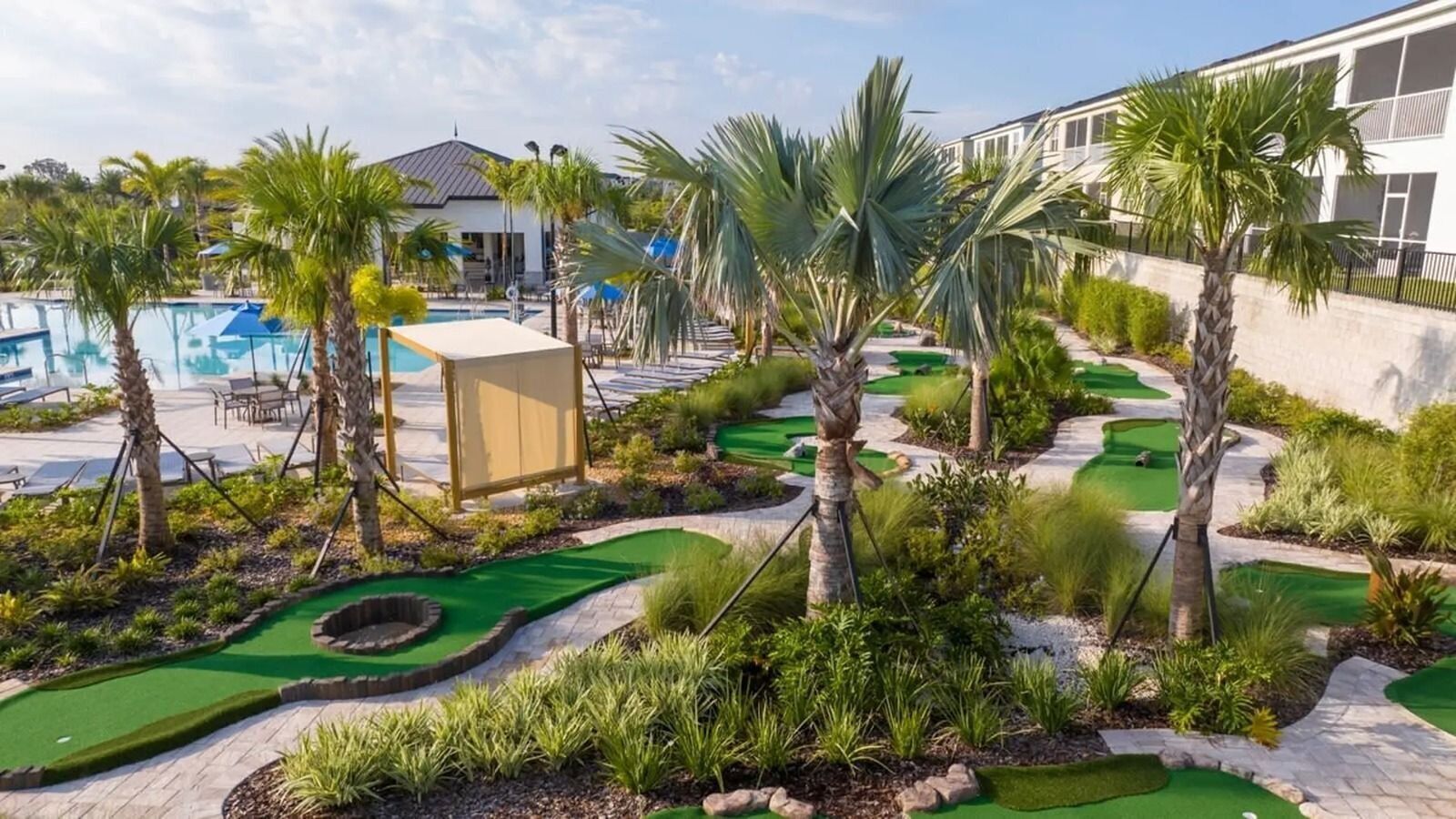 Inomhuspool och utomhuspool