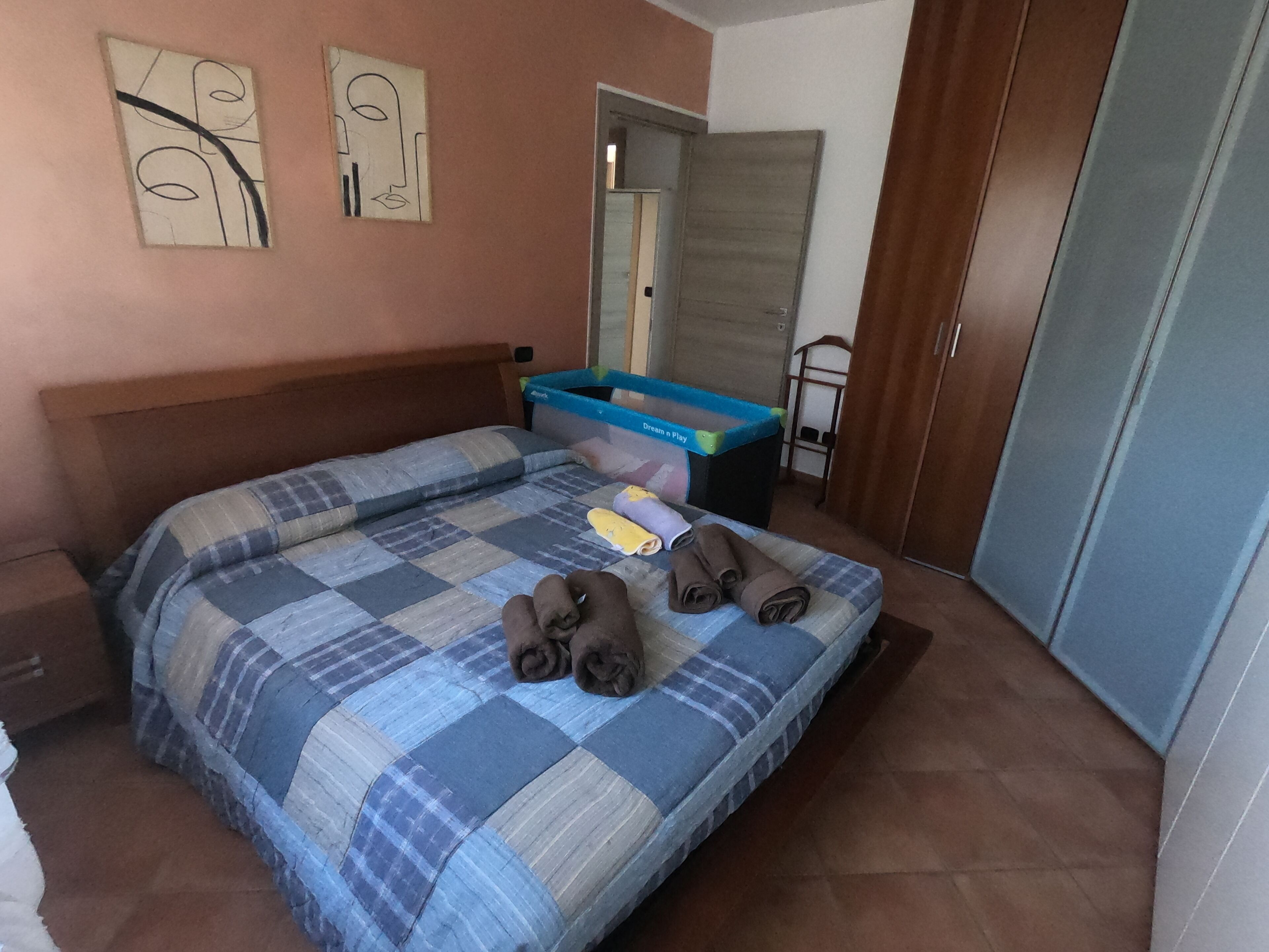 2 bedrooms, in-room safe, desk, iron/ironing board