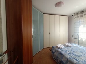 2 chambres, coffres-forts dans les chambres, bureau