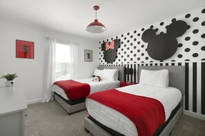 5 bedrooms, iron/ironing board, travel crib, free WiFi - Townhome in Resort | Pool | Great Location (Kissimmee)