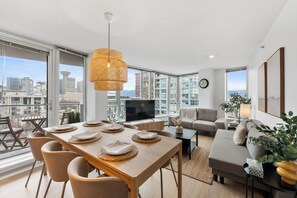 Smart TV, stereo - The Altitude - 2 Bed Mountain & City Views + Hot tub & Pool - Stadium District (Vancouver)