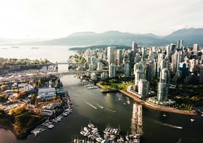 Marina - The Altitude - 2 Bed Mountain & City Views + Hot tub & Pool - Stadium District (Vancouver)