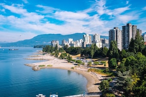 Beach - The Altitude - 2 Bed Mountain & City Views + Hot tub & Pool - Stadium District (Vancouver)