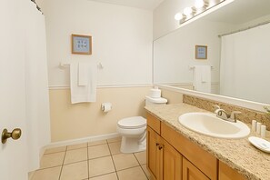 Hair dryer, towels, soap, toilet paper - Prime Location! 3BD/2BA Villa (Kissimmee)