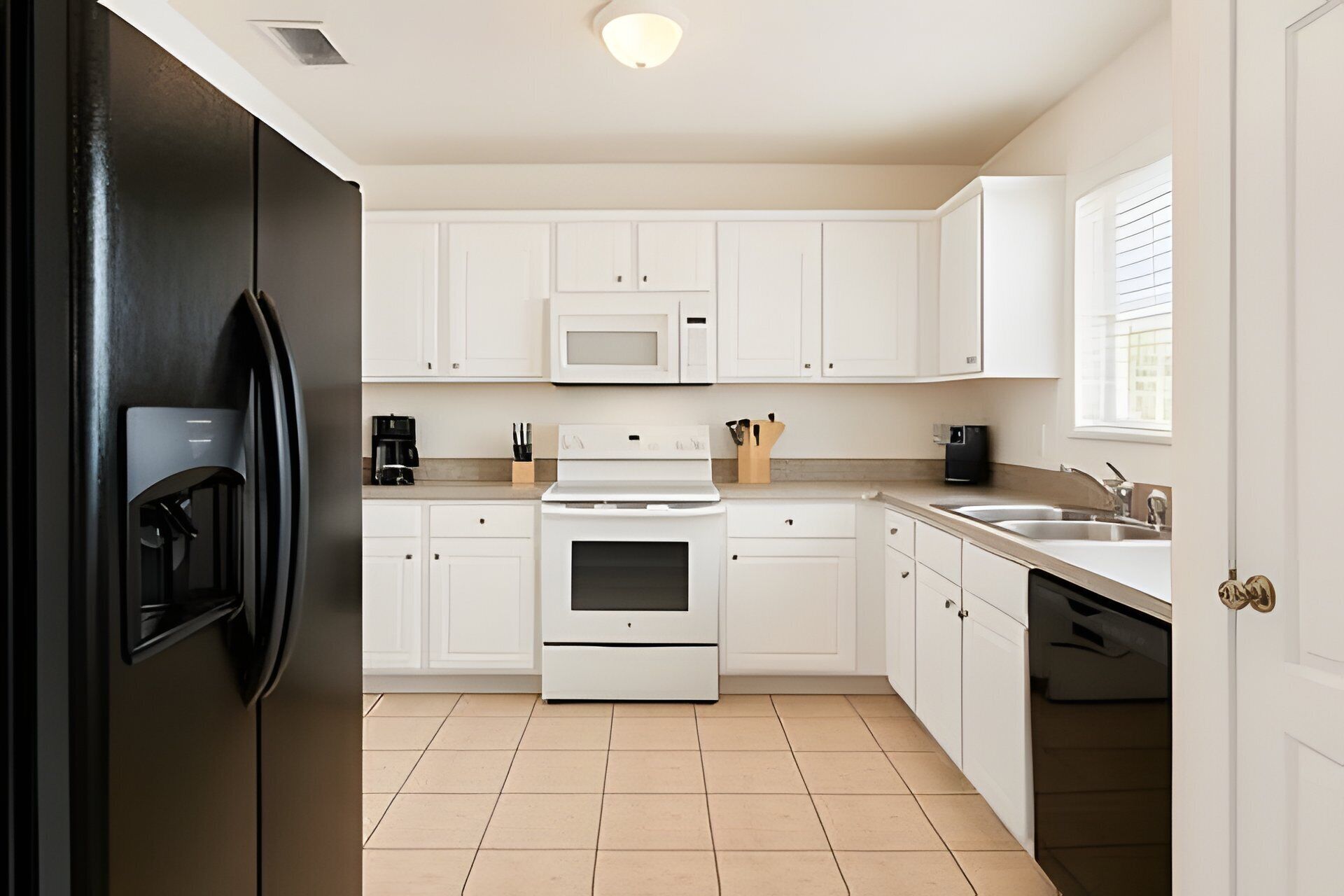 Geladeira, micro-ondas, fogão, cooktop