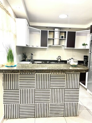 Refrigerador, horno, parrilla de estufa y cafetera y tetera