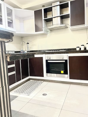 Fridge, oven, stovetop, coffee/tea maker