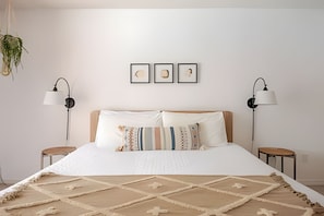 3 habitaciones, tabla de planchar con plancha y cuna de viaje 
