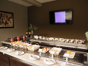 Café da manhã com buffet grátis todos os dias