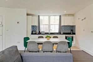 Departamento, 3 habitaciones, vista a la ciudad | Sala de estar